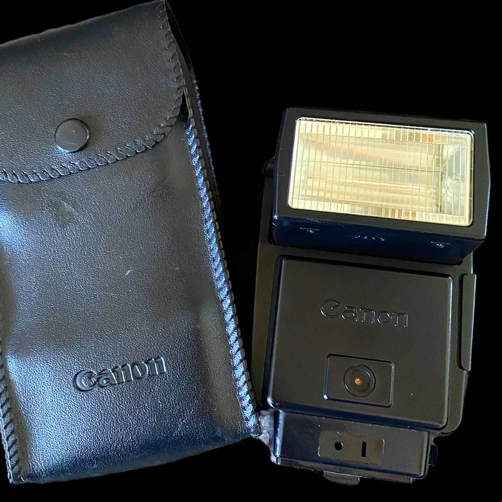 Canon Speedlite 199A w/leather case